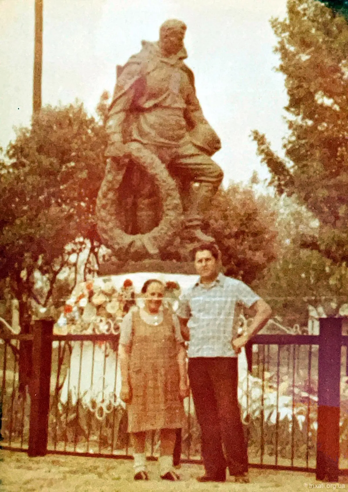 1982 рік. Памятник біля клубу
