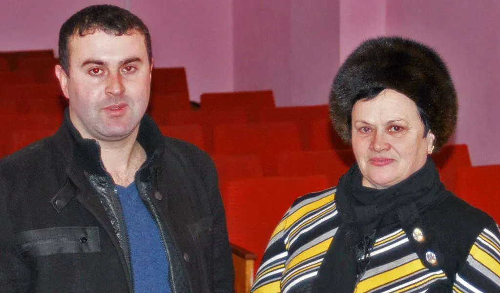 Сільський голова О.В. Макаров і завідуюча будинком культури Л.О. Колосовська