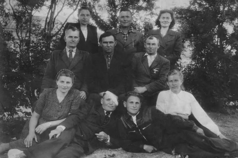 Імена, з ліва на право: Чечуй Ніна Миколаївна, —, Мандра-Рожкова Ганна Романівна, —, Кондратьєв Дмитро Тимофійович, —, Мащенко Поліна Гнатівна, Мащенко Семен Йосипович, Орлянський Юрій Степанович, Орлянська Валентина Іванівна