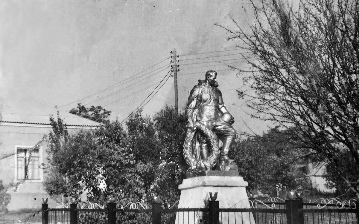 Військовий пам'ятник у Трихатах