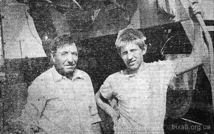 комбайнер П.С.Петров а помічником, сином Миколою.