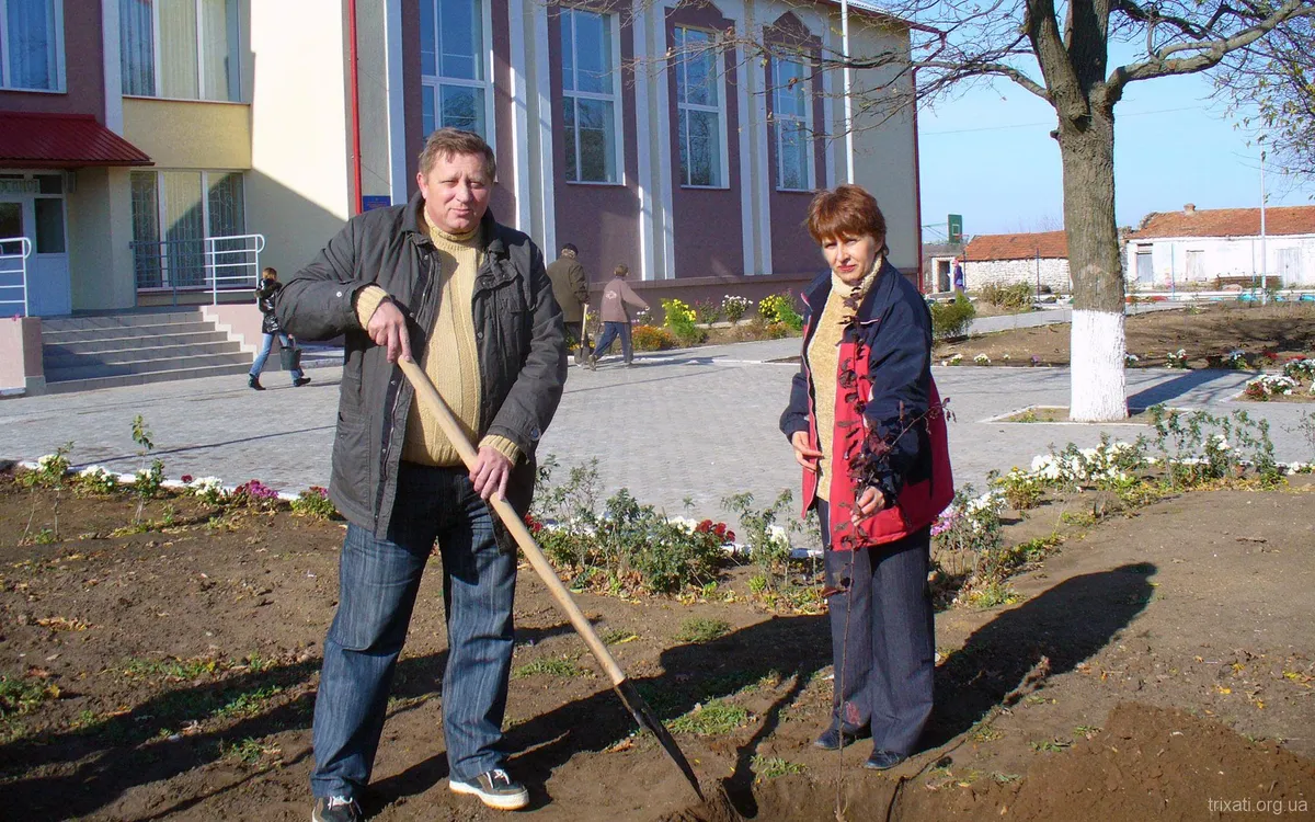Михайло Іванович Кондратьєв. Посадка дерев у школі