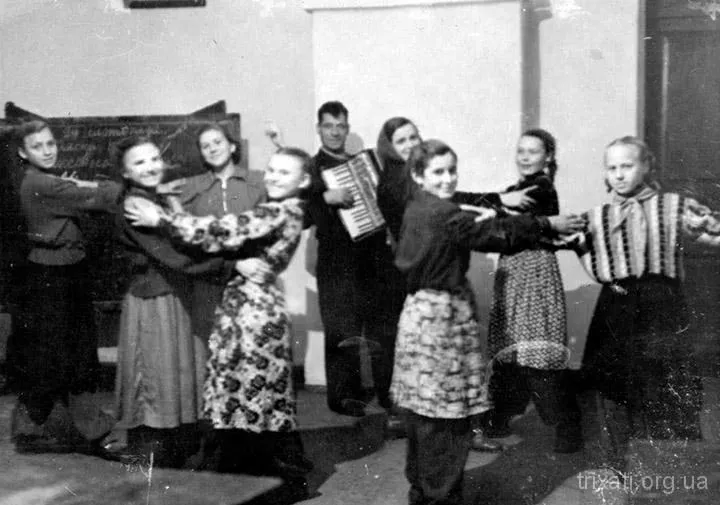 Вечір у Трихатській школі, 1958 рік