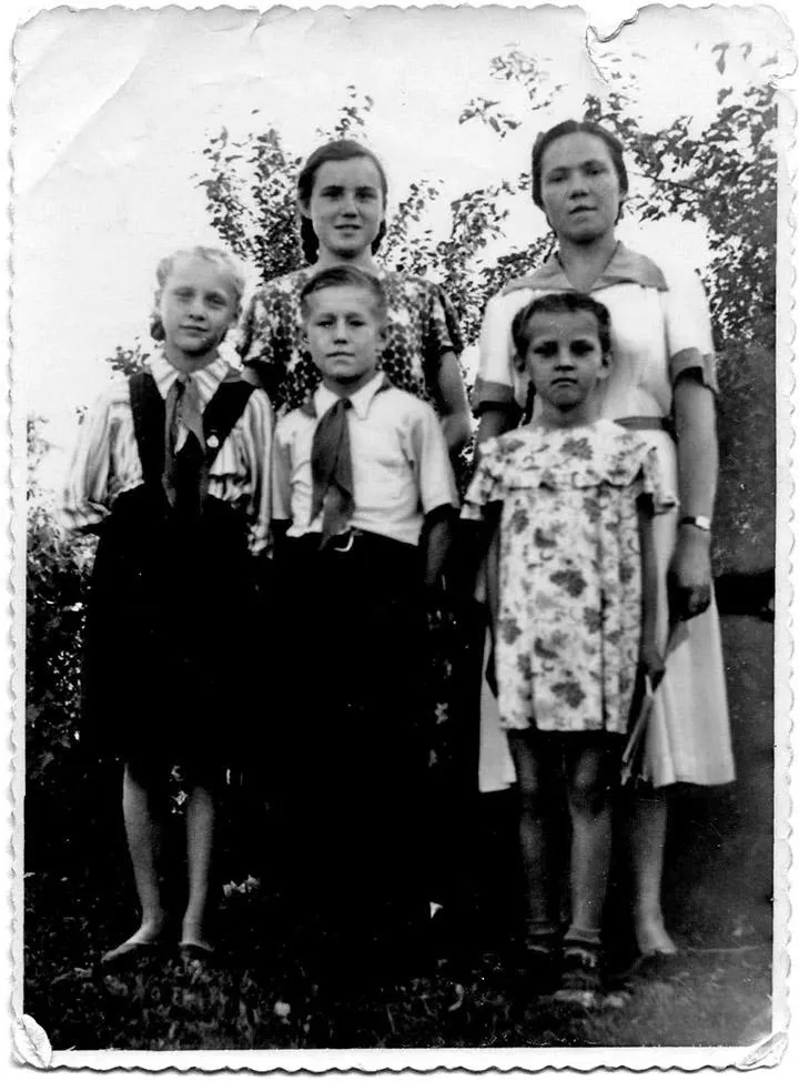 24 мая 1957 год. Усикова Валя, Кондратьева Лида, Иванова Люба, Грохотов Женя, Деменко Г.А