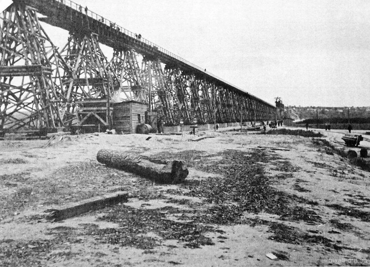 Додано тимчасові частини мосту. Вид з заходу на схід