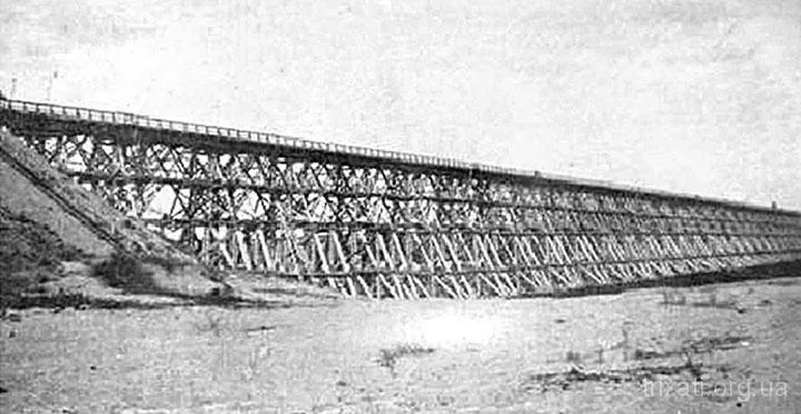 Дерев’яна естакада у 1917–1919 рр. (фото з боку с. Трихати)